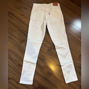 White Levi’s with embroidery size 27